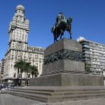 2016_Plaza_de_La_Intdependencia_Palacio_Salvo_y_estatua_ecuestre_de_Artigas_-_Montevideo
