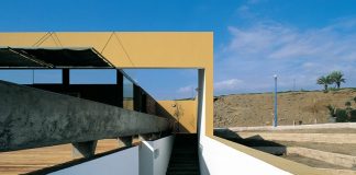 Casa Equis: un prisma excavado sobre el desierto